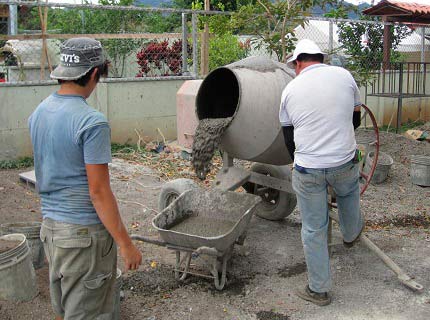 izgotovlenie-betona-betonomeshalke-prigotovit-ochistit-rabota-1