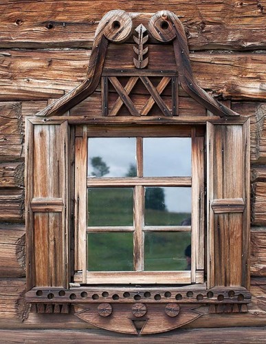 Izrezljana okna lesena platforma