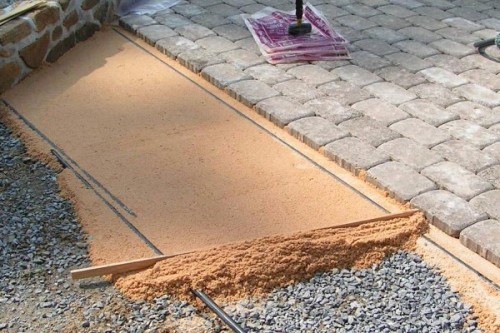 Sweep-and-alignment-sand