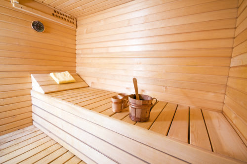 intérieur en bois du sauna pousse grand angle