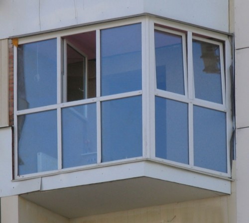 osteklenie-balkona-alyuminievym-profilem